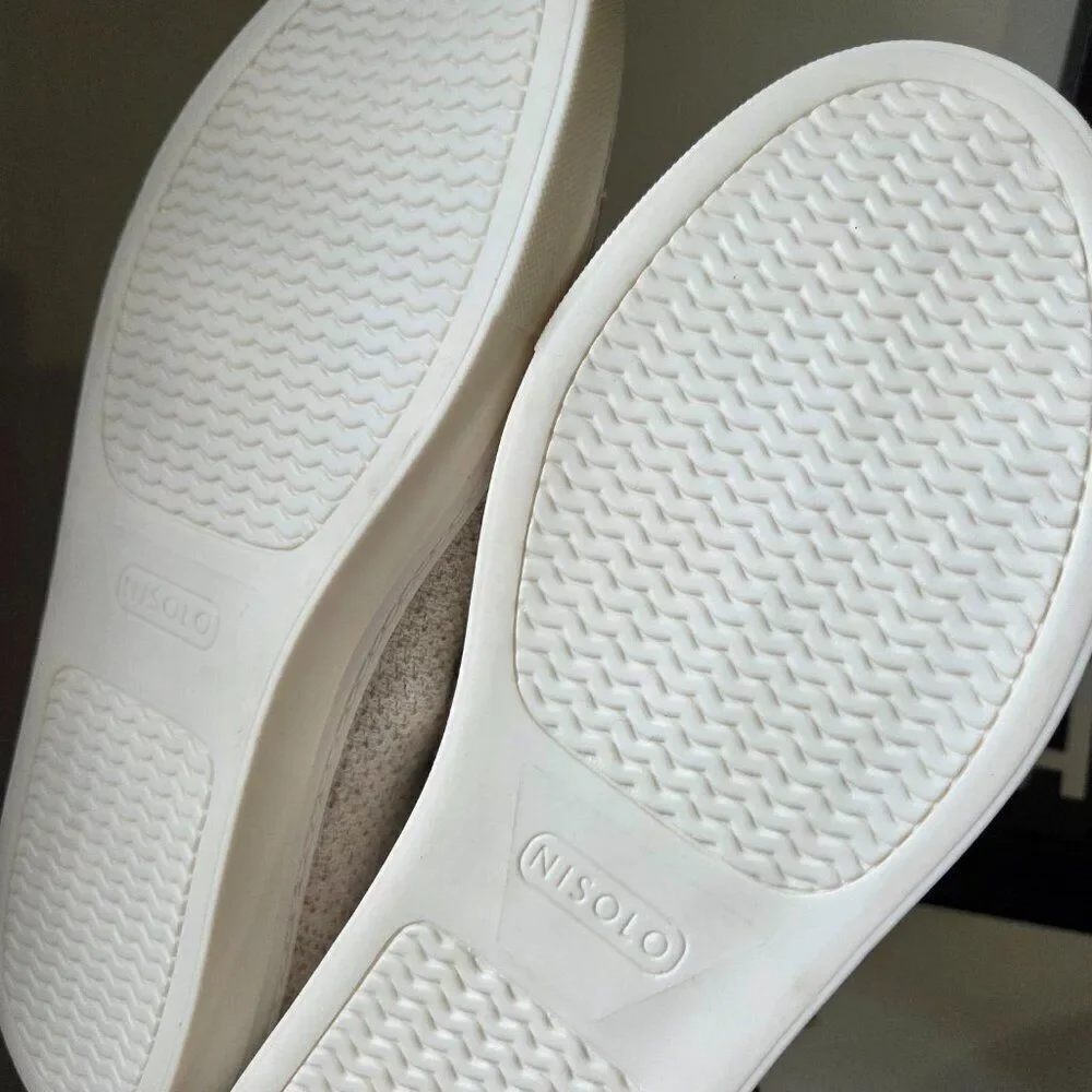 NEW NEVER WORN NISOLO CREAM STRETCHY SNEAKERS SIZE 10 & 11 WOMENS